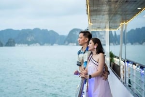 Cruzeiro pela baía de Ha Long e Bai Tu Long com caiaque e almoço buffet