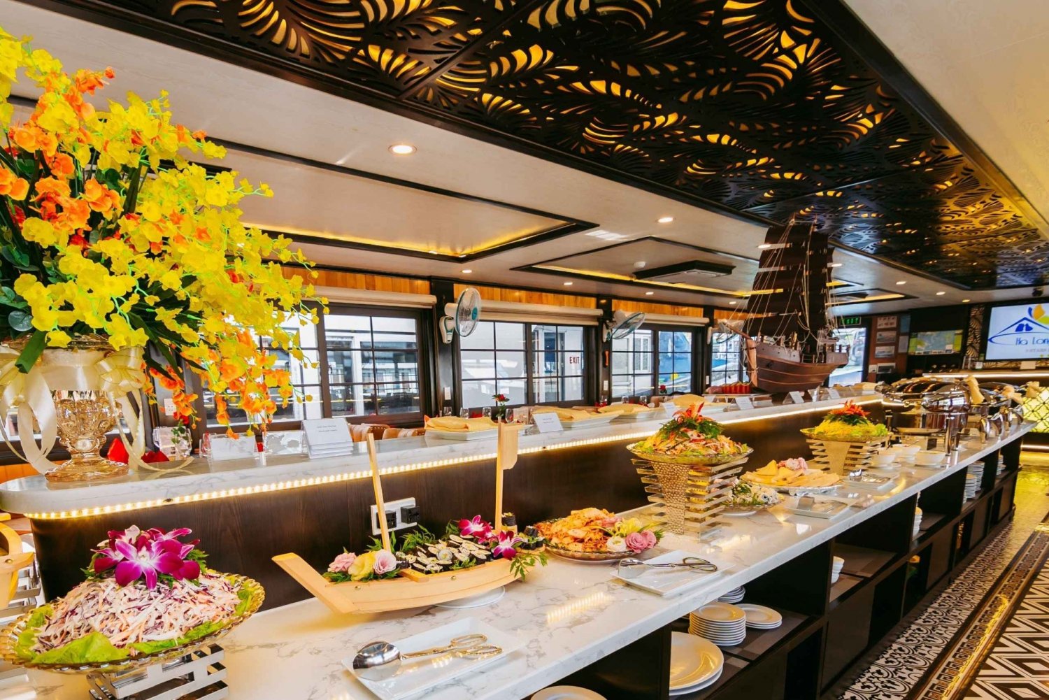Ninh Binh: Luxury Day Cruise to Stunning Ha Long Bay + Lunch