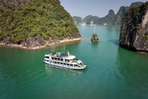 Ha Long & Bai Tu Long-båttur med kajakpaddling och lunchbuffé