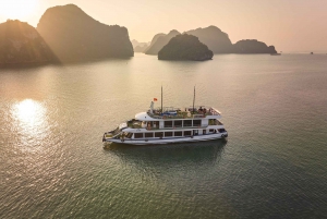 Ha Long & Bai Tu Long-båttur med kajakpaddling och lunchbuffé