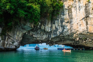 Ha Long Bay Cruise met jacuzzi, kajak en limousine vanuit Hanoi