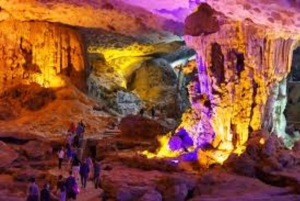 Ha Long Bay Cruise met jacuzzi, kajak en limousine vanuit Hanoi