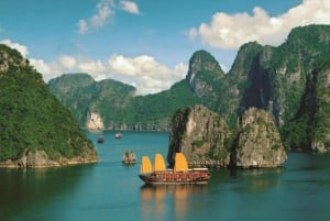 Ha Long Bay Cruise met jacuzzi, kajak en limousine vanuit Hanoi