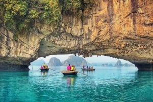 Ha Long Bay Cruise met jacuzzi, kajak en limousine vanuit Hanoi