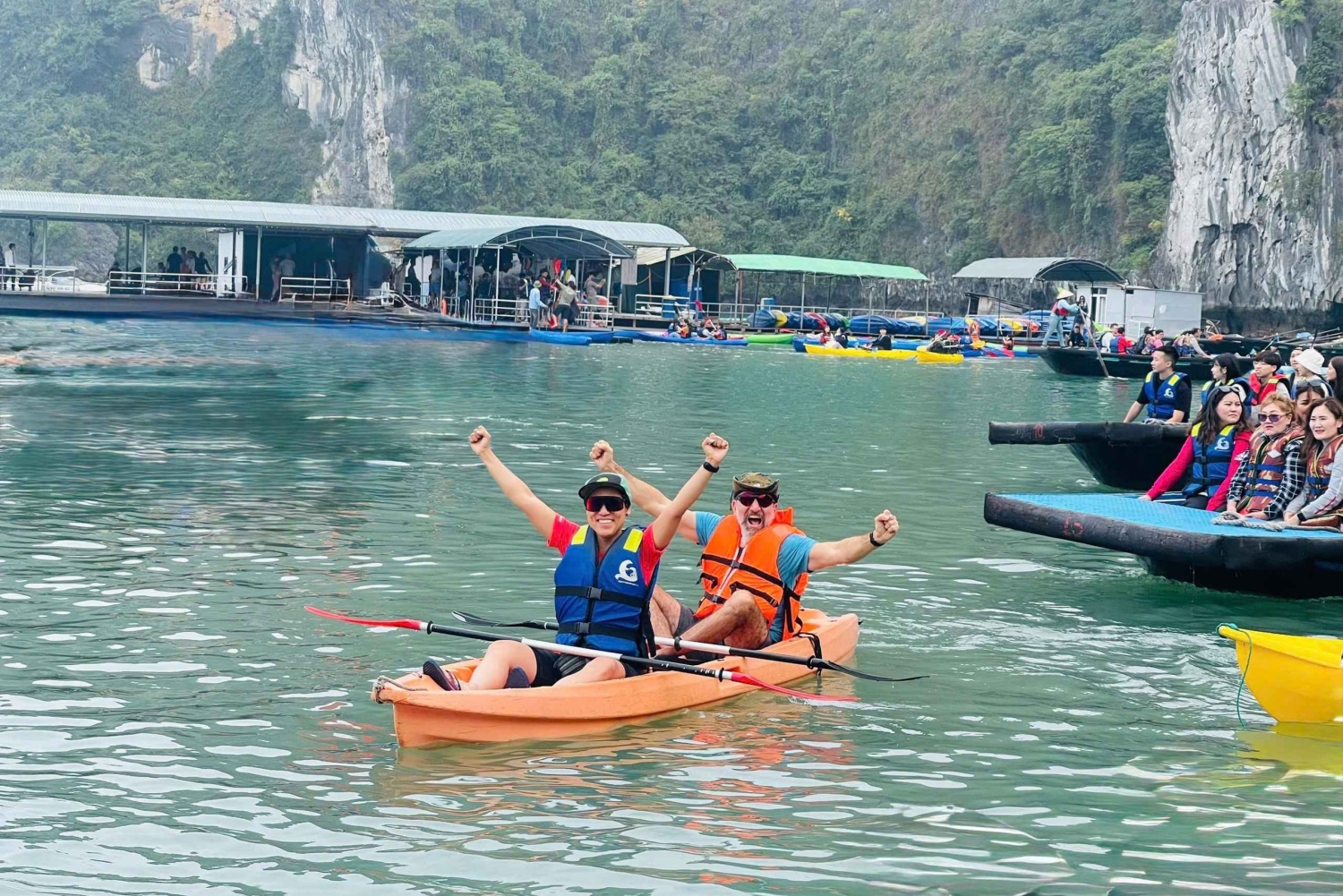Halong Bay: dagtour - zwemmen, kajakken, grot en maaltijd