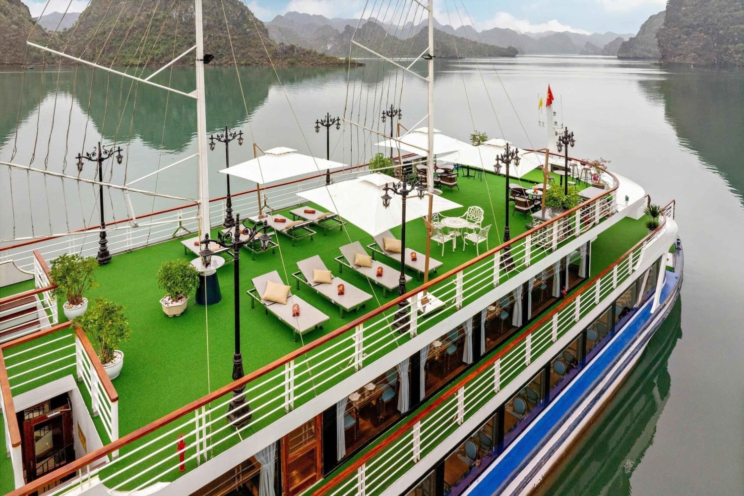 Halong Bay: dagtour - zwemmen, kajakken, grot en maaltijd