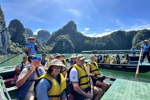 Halong Bay: dagtour - zwemmen, kajakken, grot en maaltijd