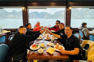 Halong Bay: dagtour - zwemmen, kajakken, grot en maaltijd