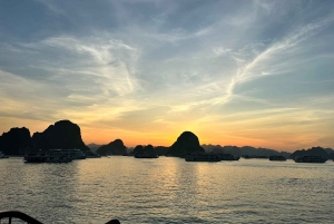 Halong Bay: dagtour - zwemmen, kajakken, grot en maaltijd