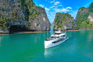 Cruzeiro de luxo na Baía de Ha Long: Ilhas, grutas e almoço local