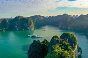 Cruzeiro de luxo na Baía de Ha Long: Ilhas, grutas e almoço local