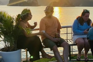 From Hanoi: Ha Long Bay Luxury Day Cruise with Food & Kayak