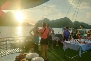 From Hanoi: Ha Long Bay Luxury Day Cruise with Food & Kayak