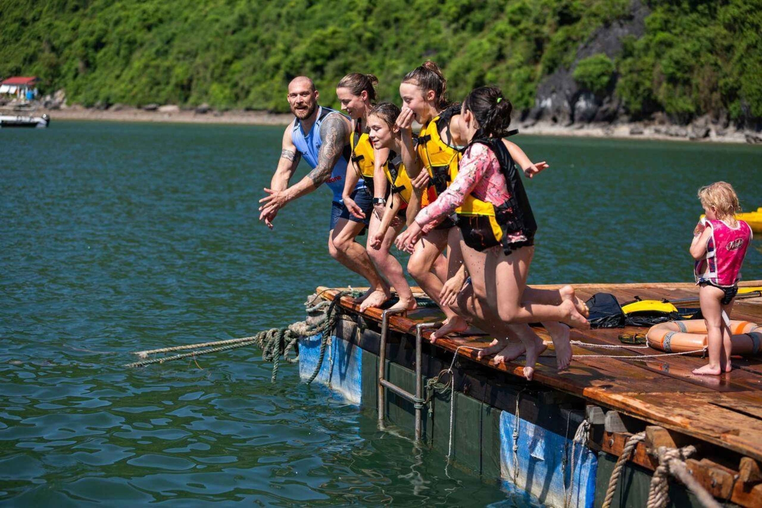 Ha Long & Lan Ha Bays: 2-dages krydstogt med måltider og kajaksejlads