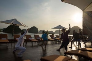 Ha Long & Lan Ha Bays: 2-dagars kryssning med måltider och kajakpaddling