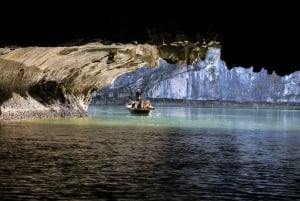 Ha Long & Lan Ha Bays: 2-dagars kryssning med måltider och kajakpaddling