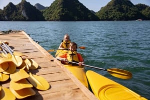 Ha Long & Lan Ha Bays: 2-dagars kryssning med måltider och kajakpaddling
