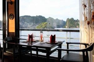 Ha Long & Lan Ha Bays: 2-dagars kryssning med måltider och kajakpaddling