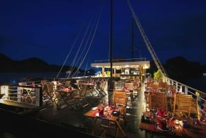 Ha Long & Lan Ha Bays: 2-dagars kryssning med måltider och kajakpaddling