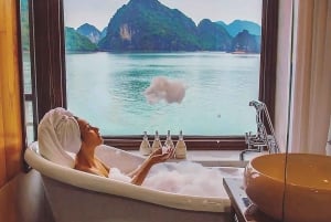 Ha Long & Lan Ha Bays: 2-dagars kryssning med måltider och kajakpaddling