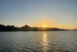 Hanoi: crociera economica di un giorno nella baia di Ha Long con pranzo locale