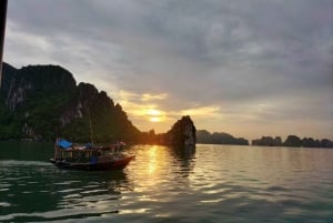 Hanoi: crociera economica di un giorno nella baia di Ha Long con pranzo locale