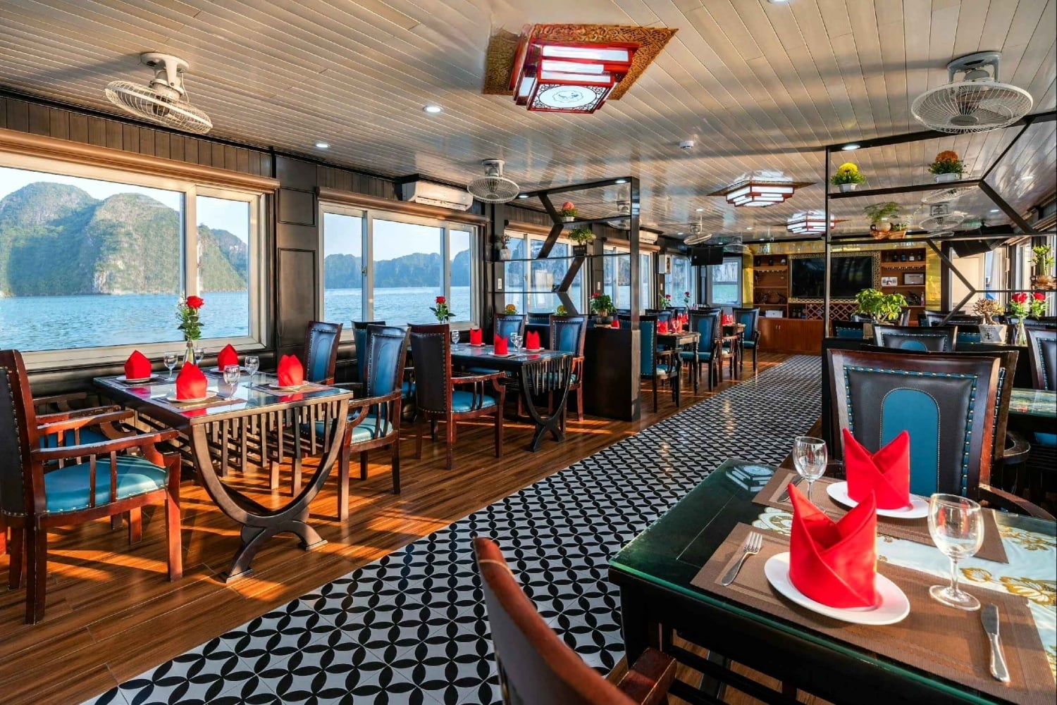 Halong Bay: Day Cruise with Caves, Kayaking & Sunset Party