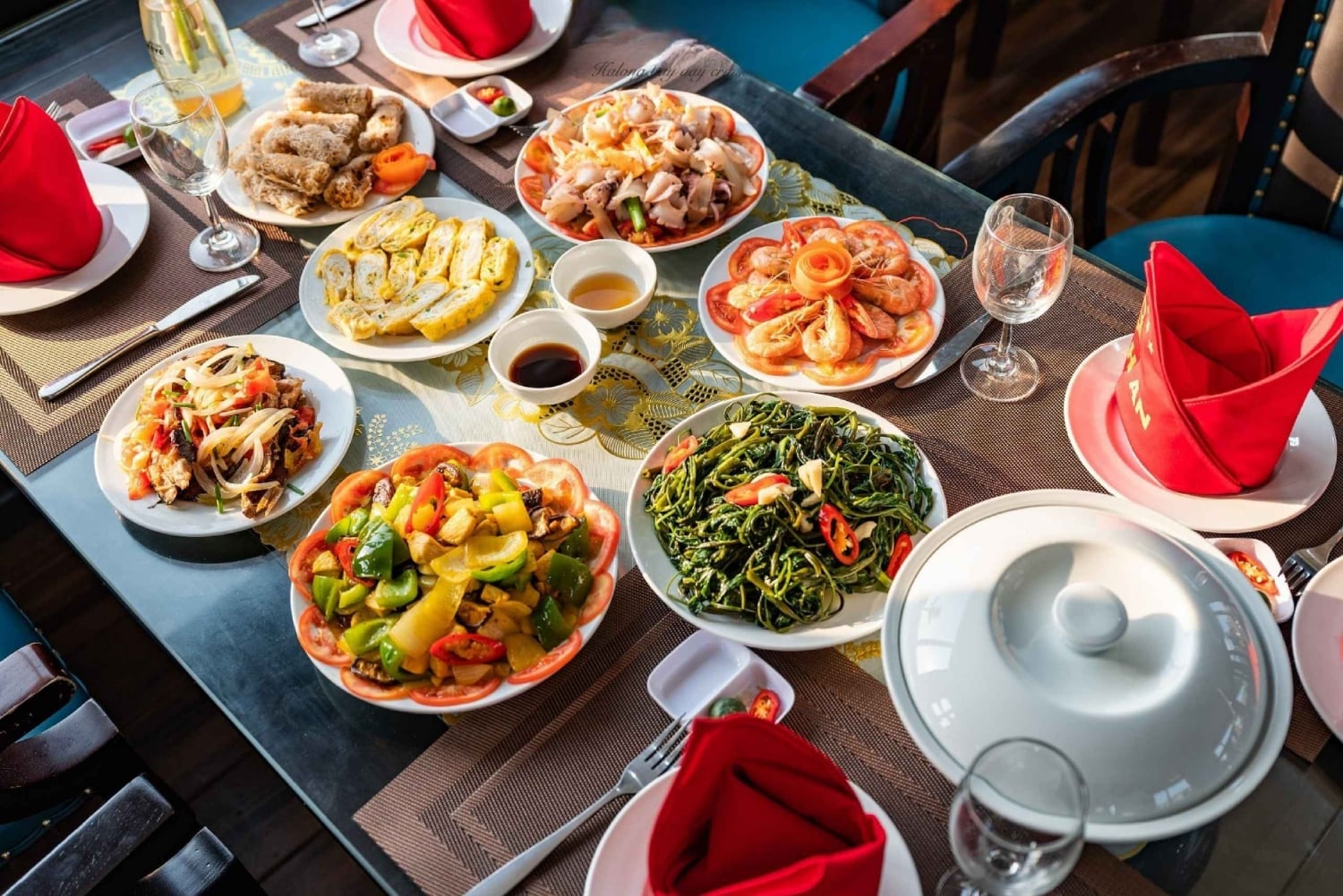 Halong Bay: Day Cruise with Caves, Kayaking & Sunset Party