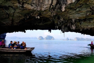 Halong Bay: dagcruise met zwemmen, maaltijd en kajakken