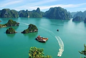 Halong Bay: dagcruise met zwemmen, maaltijd en kajakken