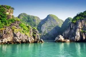 Bahías de Halong y Lan Ha: crucero prémium de 2 días y camarote con balcón