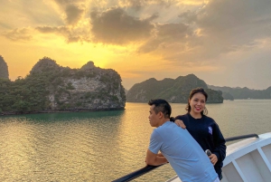 Bahías de Halong y Lan Ha: crucero prémium de 2 días y camarote con balcón