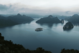 Hanói: crucero de 2 días por las bahías de Halong y Lan Ha