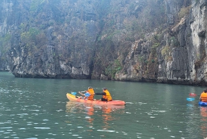 Hanoi: 2-dagers luksuscruise i Bai Tu Long Bay-grotten og kajakkpadling