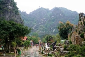 Hanoi: escursione di 3 giorni a Ninh Binh e crociera a 5 stelle nella baia di Ha Long