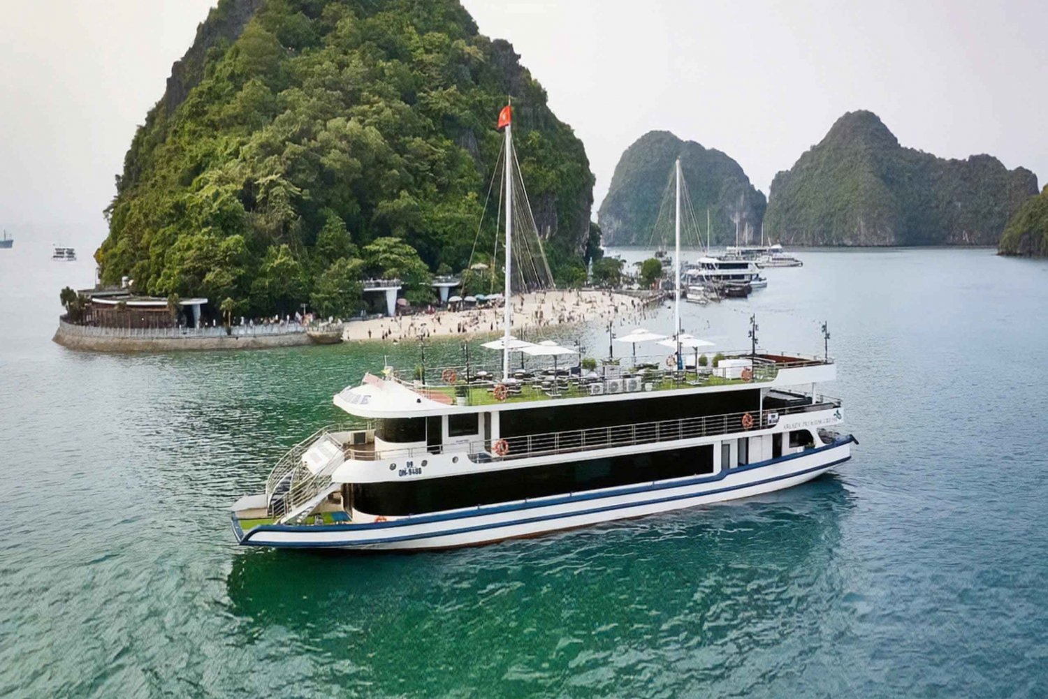 Hanoi: 5-stjerners cruise i Halongbukta med lunsj, boblebad og fest