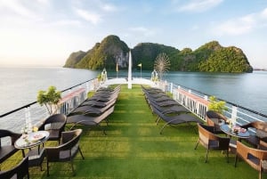 Hanoi: crociera a 5 stelle nella baia di Halong con pranzo, jacuzzi e party