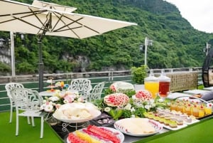 Hanoi: crociera a 5 stelle nella baia di Halong con pranzo, jacuzzi e party