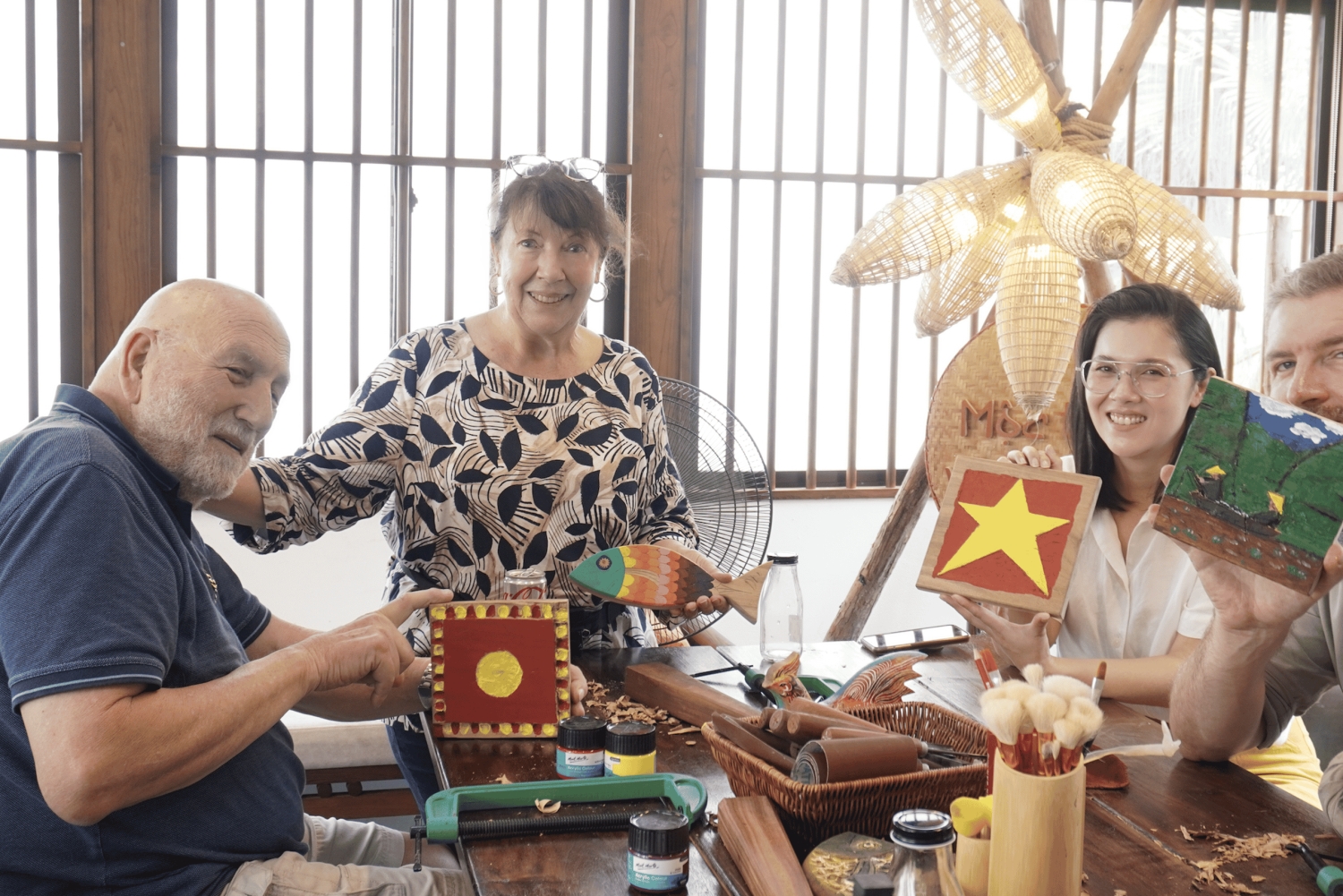 ハノイ：地元の職人の手によるアートと木材、洪水後の生活