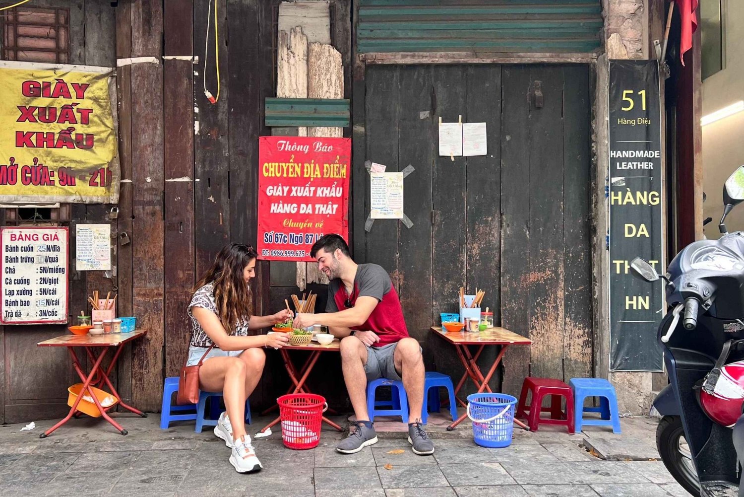 Hanoi: Authentic Food Tour with Local Pals