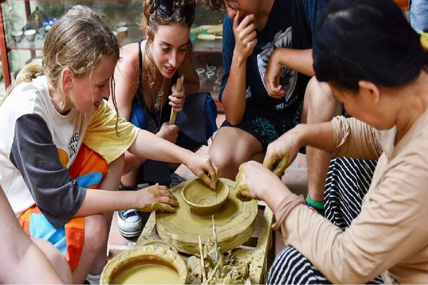 Hanoi: Tour di mezza giornata del villaggio delle ceramiche di Bat Trang