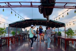 Hanoi: Crucero panorámico de 2 días por la impresionante belleza de Bai Tu Long