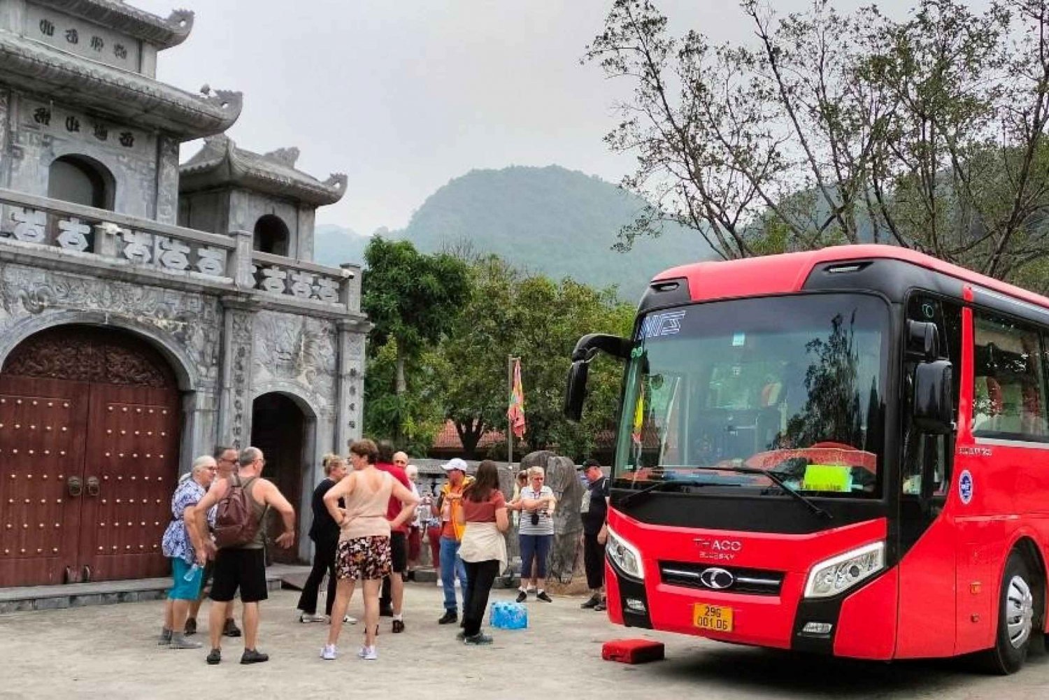 Hanoi: Limousine bus tickets to Ninh Binh- small group bus