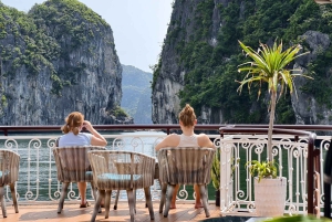 Hanoi/Cat Ba: Lan Ha Bay-dagcruise met donkere en heldere grotten