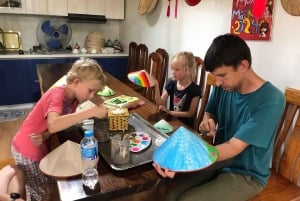 ハノイ：チュオン村での円錐形帽子作り体験、お香の村見学（昼食付き）