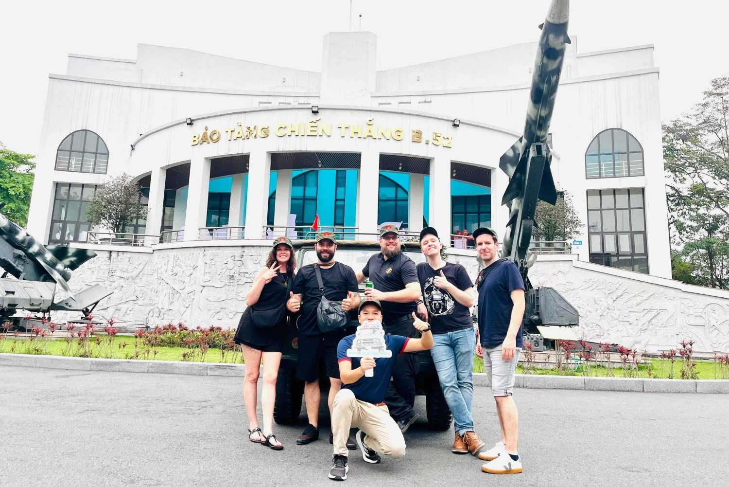 ハノイ市内ジープツアー（半日）：食、文化、歴史、そして楽しみをお楽しみください