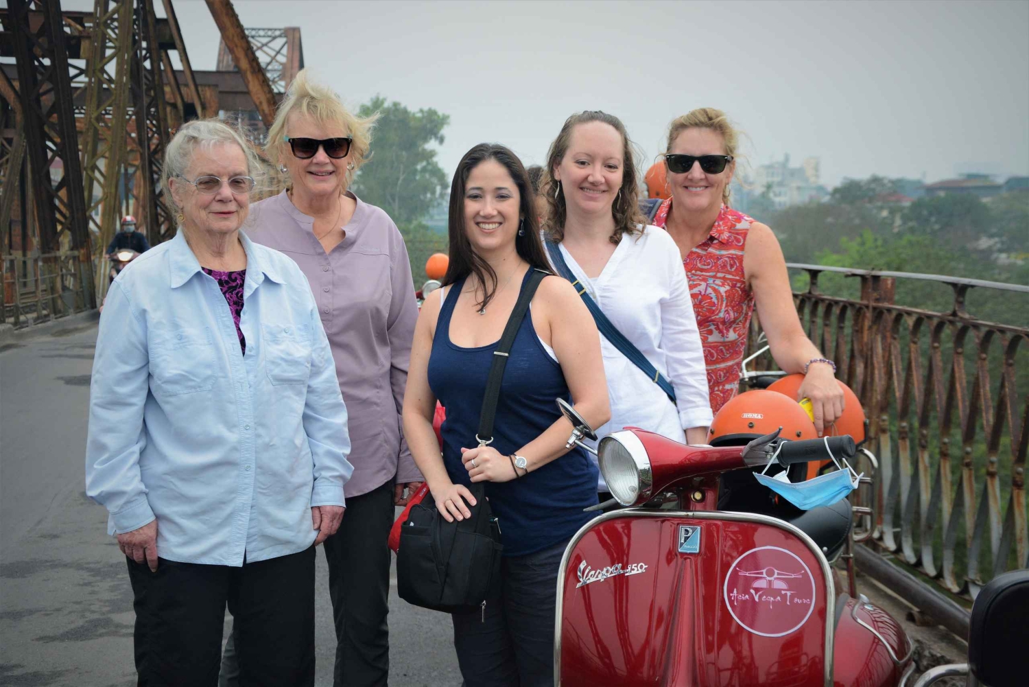 Tour en Vespa vintage por Hanói con mujeres