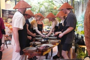 Hanoi: Cooking Class in a Local Villa with Market Tour