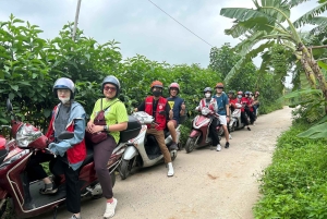 Tour in Vespa d'epoca nella campagna di Hanoi con guide donne