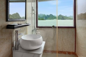 Hanoi: Koselig cruise med overnatting i Halong Bay med måltider